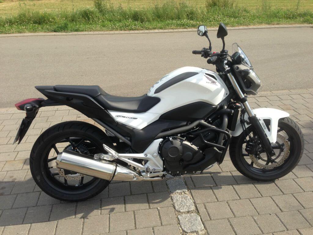 weißes und schwarzes Motorrad